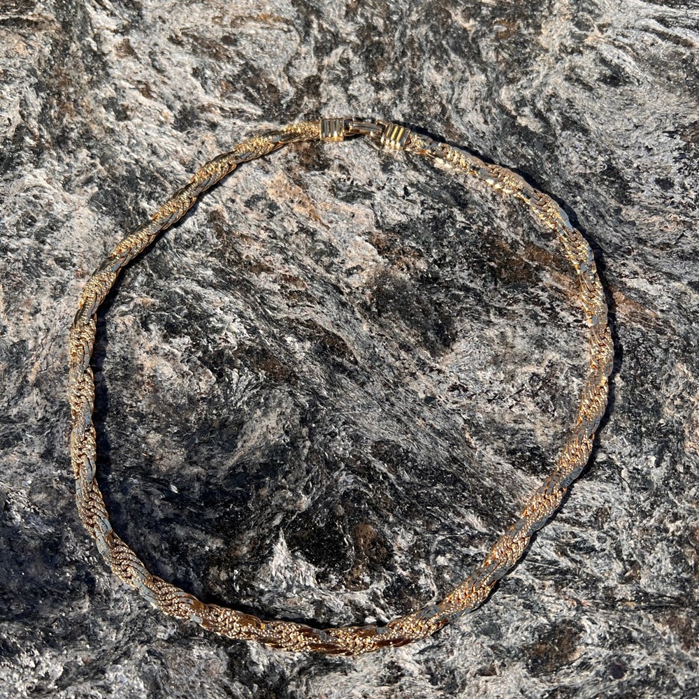 Chic Twisted Gold Necklace
